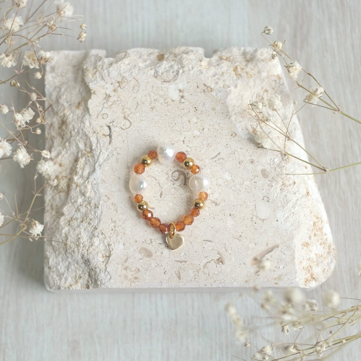 Bague en acier inoxydable avec grenat et perles naturelles