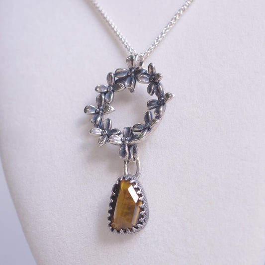 Collier Couronne de fleurs en argent sterling avec oeil de tigre