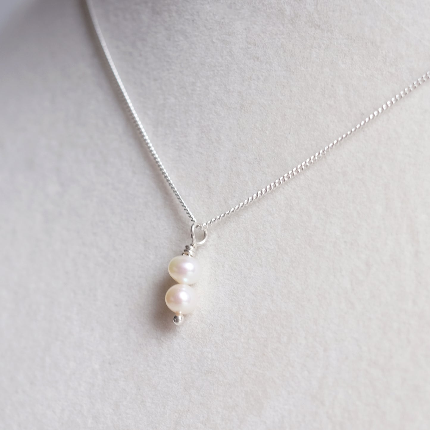 Collier en argent sterling composé de deux petites perles d'eau douce blanche