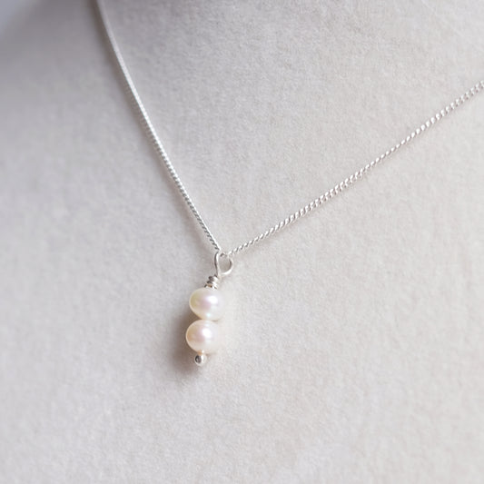 Collier en argent sterling composé de deux petites perles d'eau douce blanche