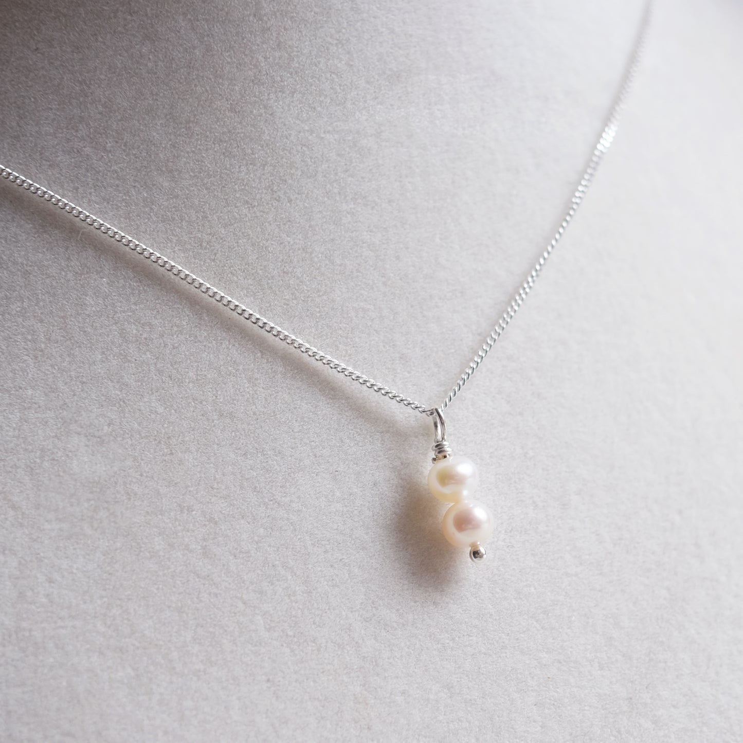 Collier en argent sterling composé de deux petites perles d'eau douce blanche