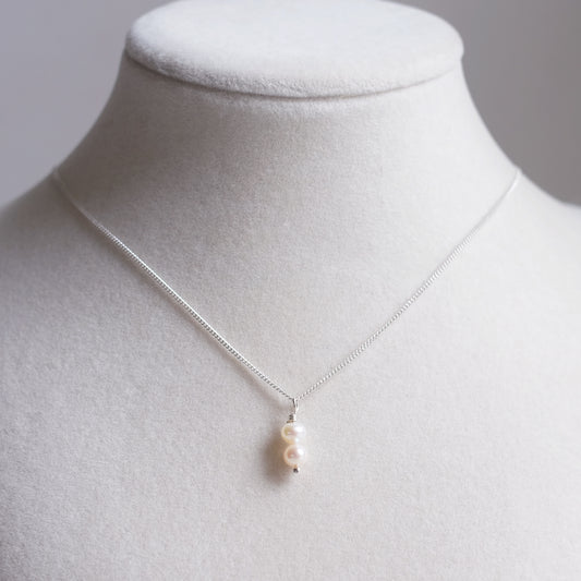 Collier en argent sterling composé de deux petites perles d'eau douce blanche