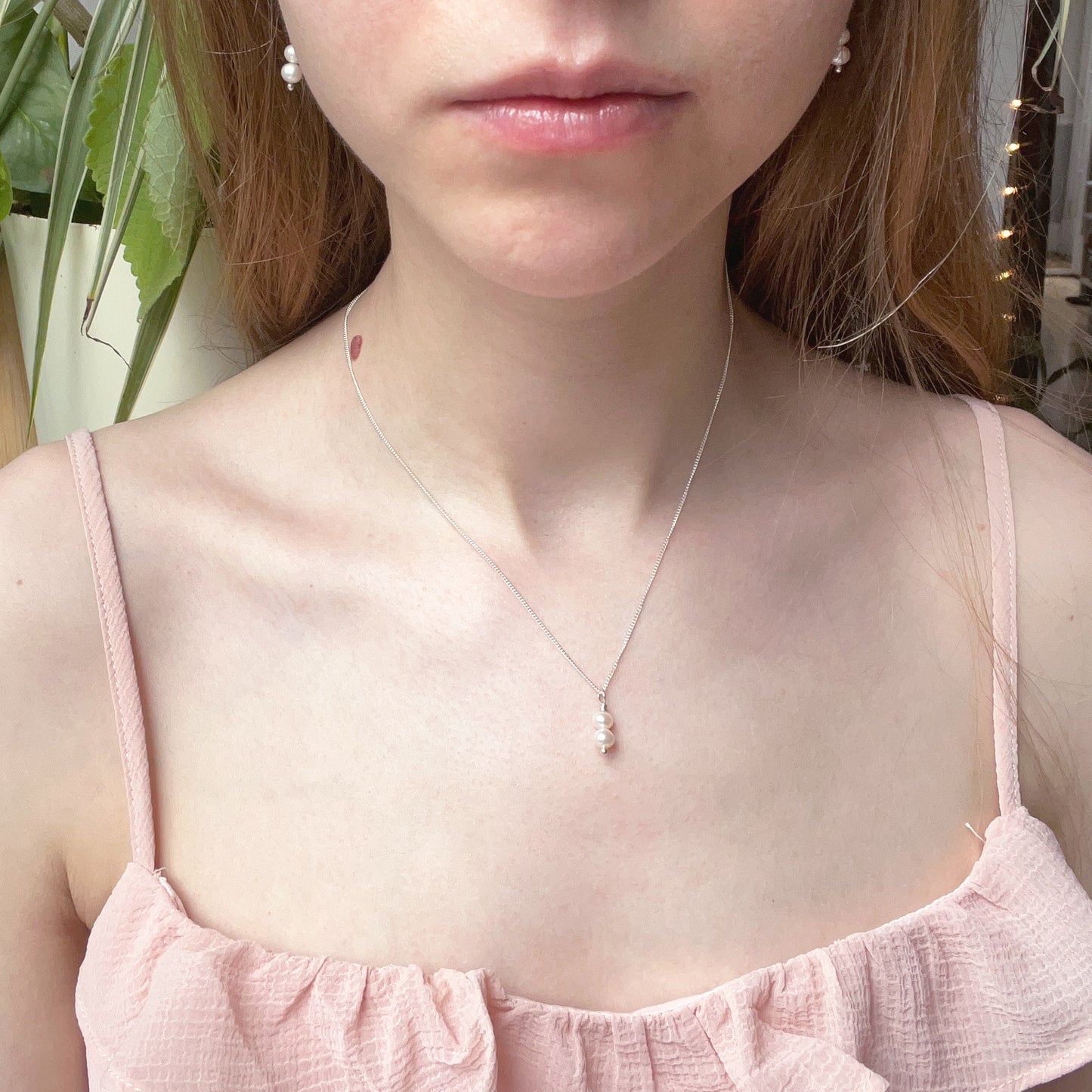 Collier en argent sterling composé de deux petites perles d'eau douce blanche