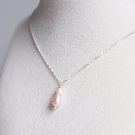 Collier en argent sterling composé d'une perle d'eau douce blanche ronde et une de forme ''poire'' rose poudré