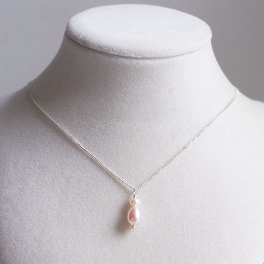 Collier en argent sterling composé d'une perle d'eau douce blanche ronde et une de forme ''poire'' rose poudré