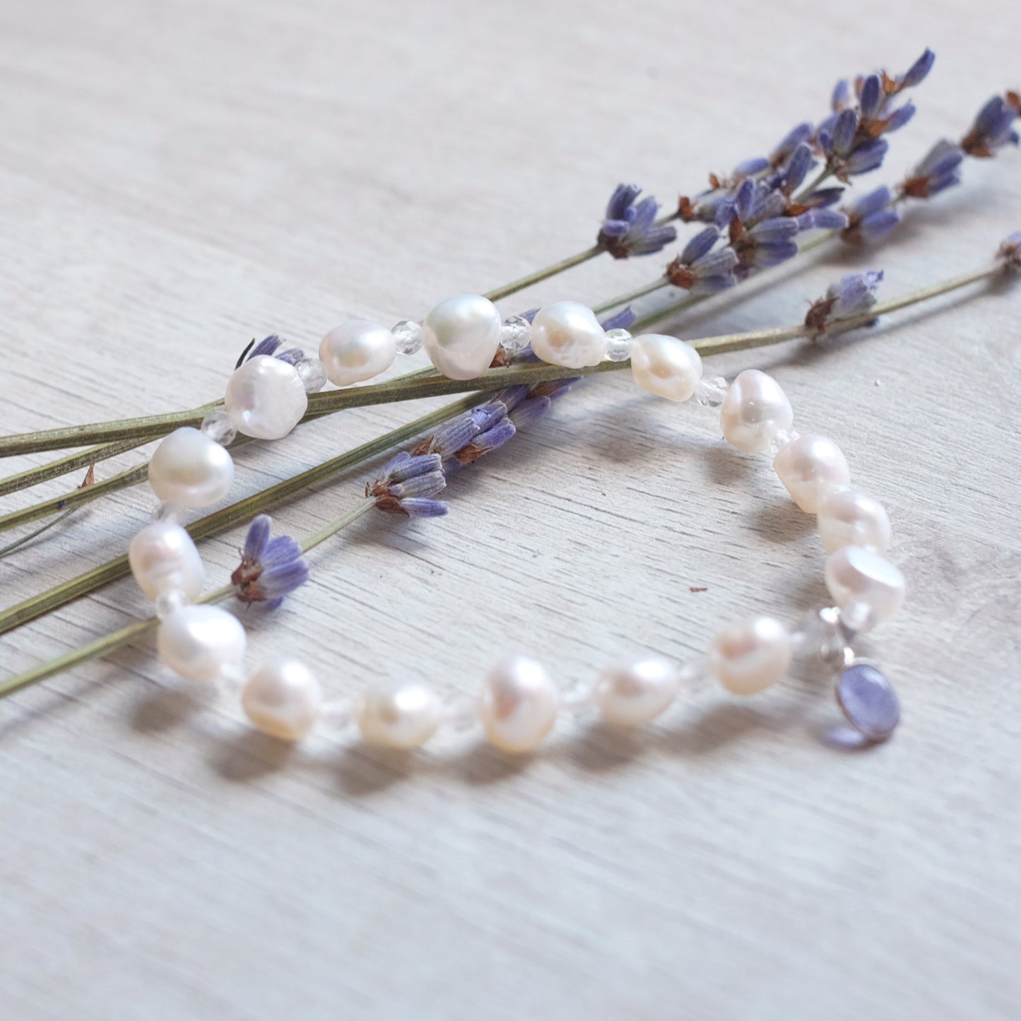 Bracelet perles d'eau douce et quartz blanc orné d'une iolite sertie