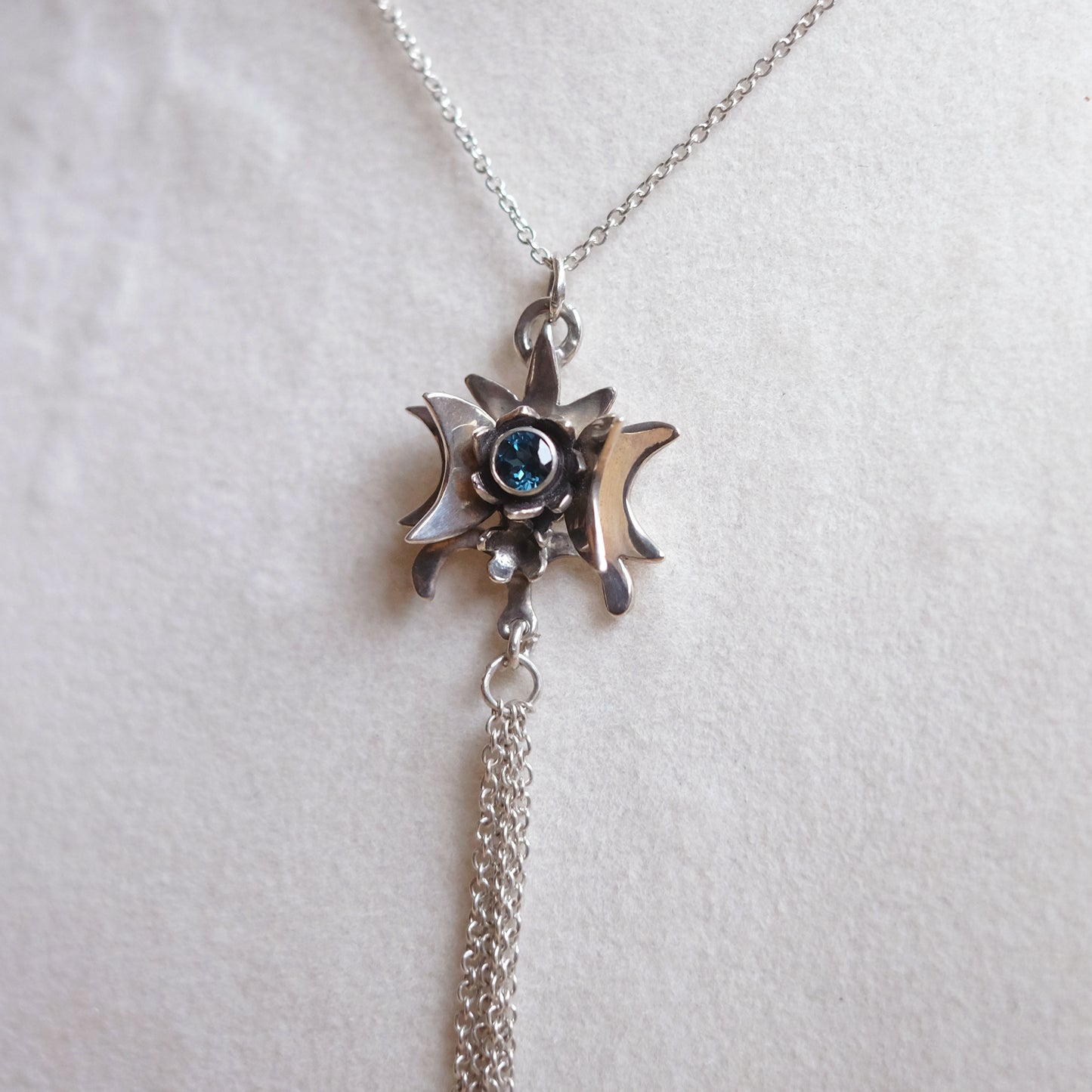 Collier Éclat Céleste en argent serti d'une topaze bleue