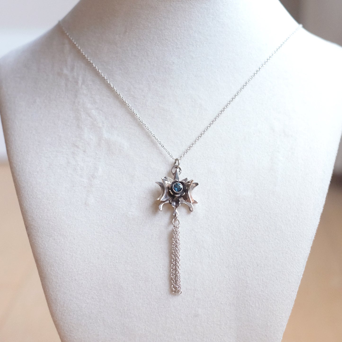 Collier Éclat Céleste en argent serti d'une topaze bleue