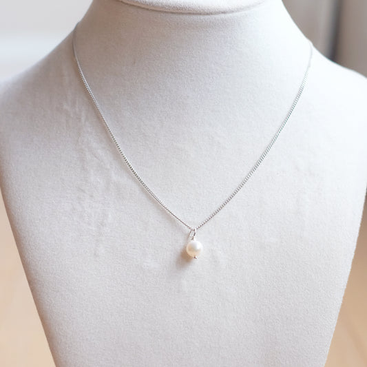Collier en argent sterling composé d'une perle blanche