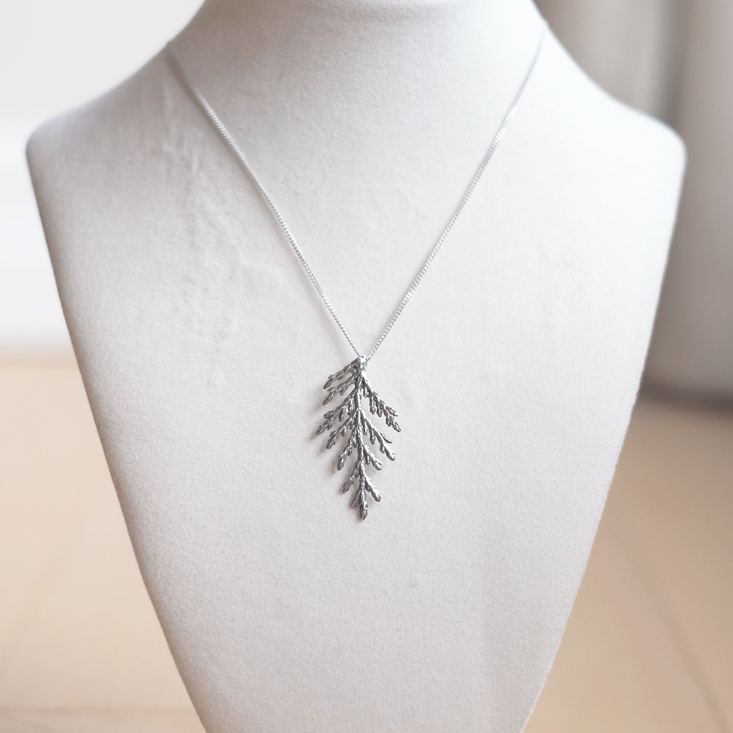 Collier branche de cèdre, grand