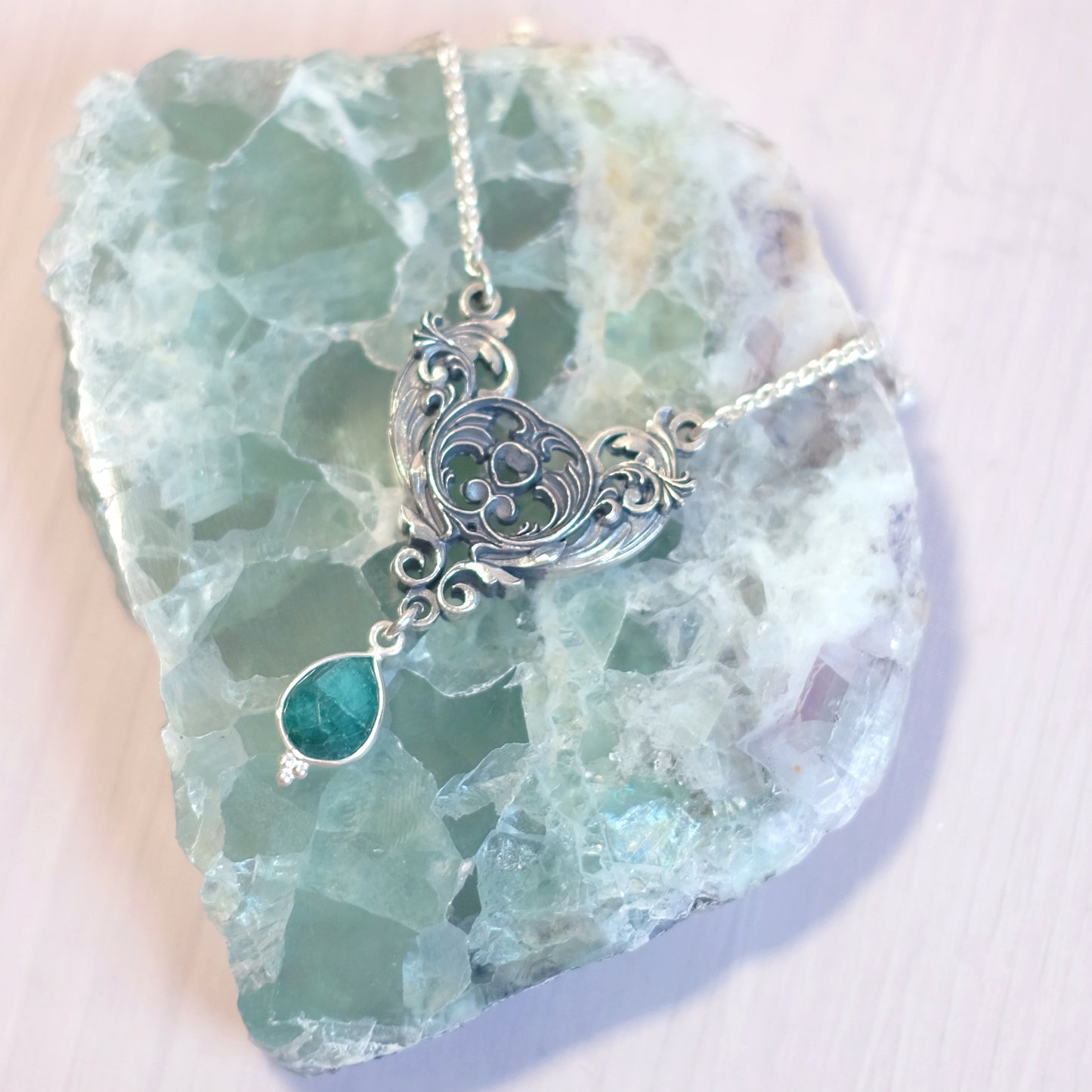 Collier Cœur Art Nouveau – Argent Sterling (version émeraude verte)