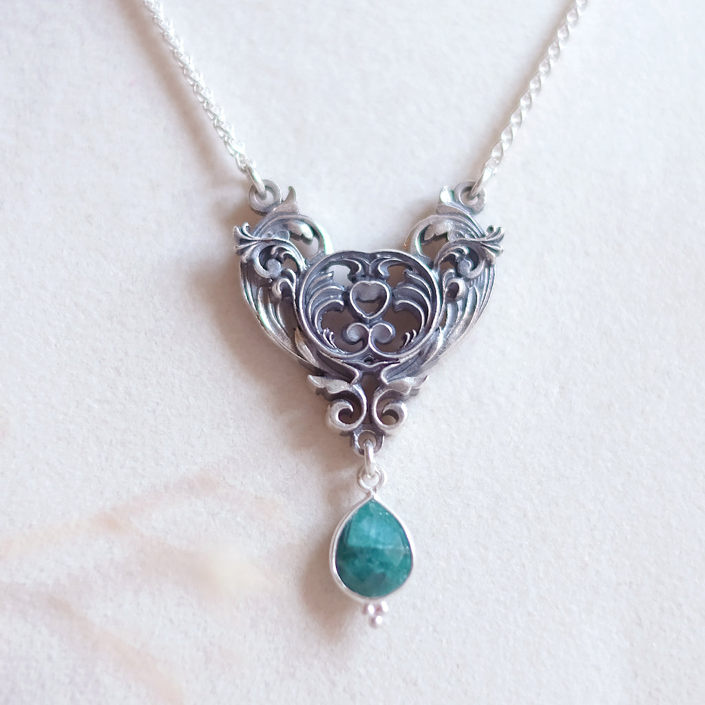 Collier Cœur Art Nouveau – Argent Sterling (version émeraude verte)
