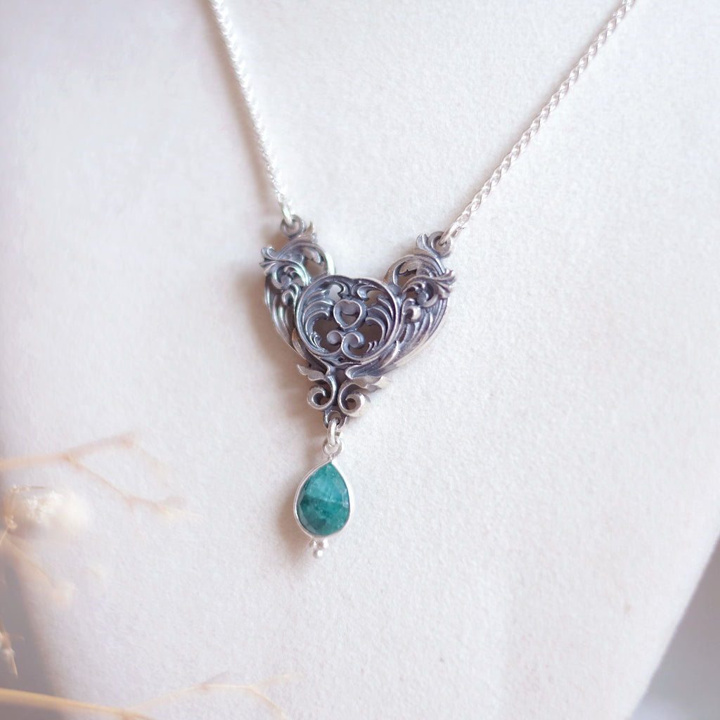 Collier Cœur Art Nouveau – Argent Sterling (version émeraude verte)