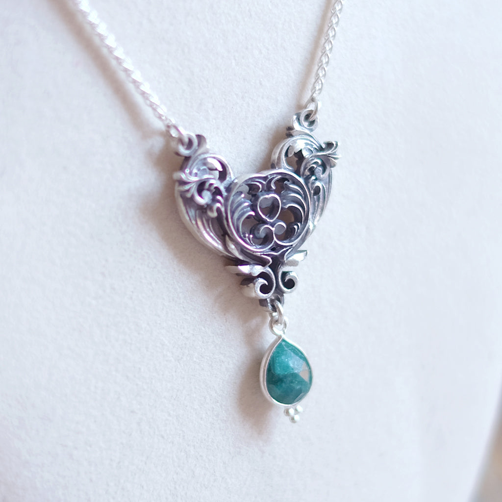 Collier Cœur Art Nouveau – Argent Sterling (version émeraude verte)