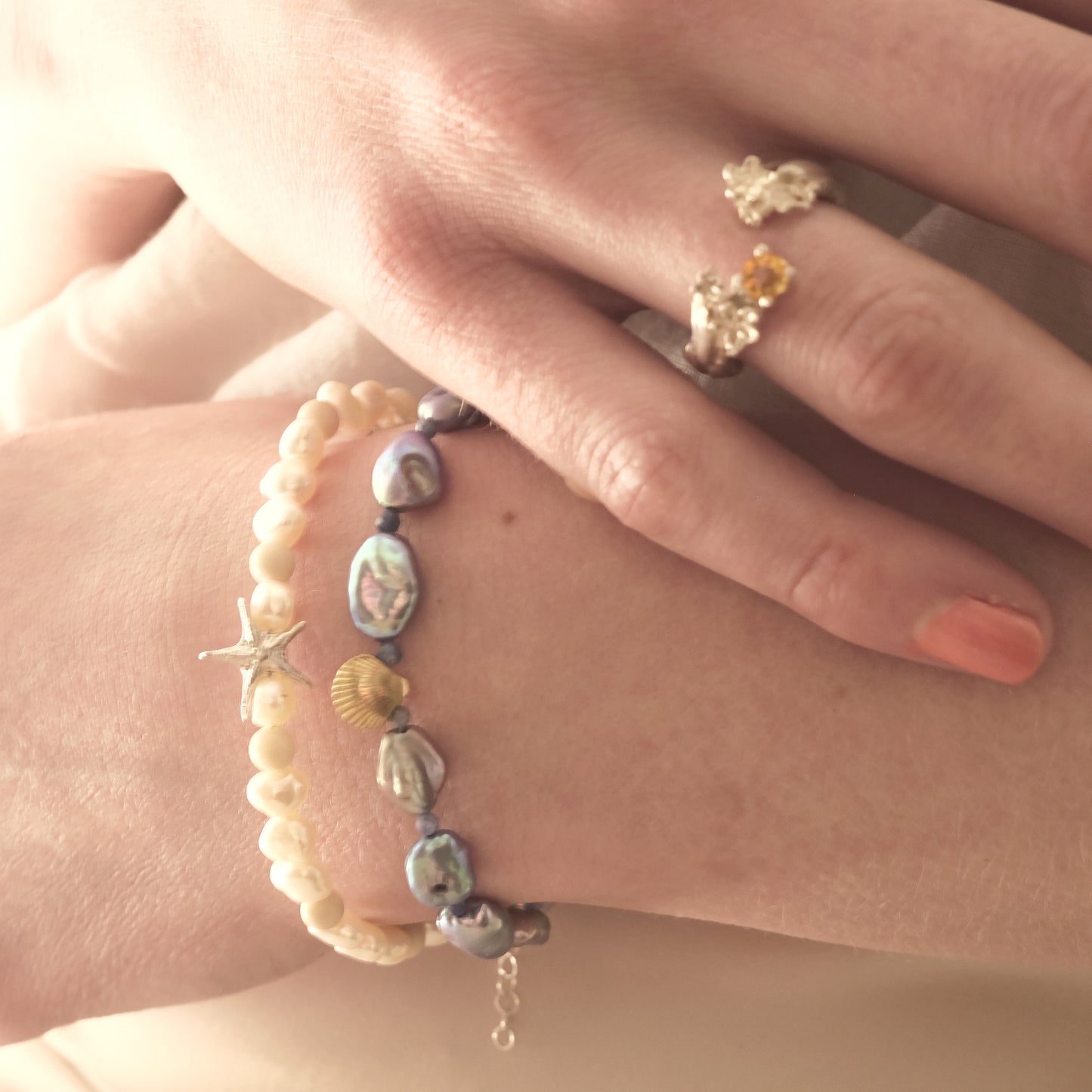 Sodalite and fresh water pearls – Bronze bracelet