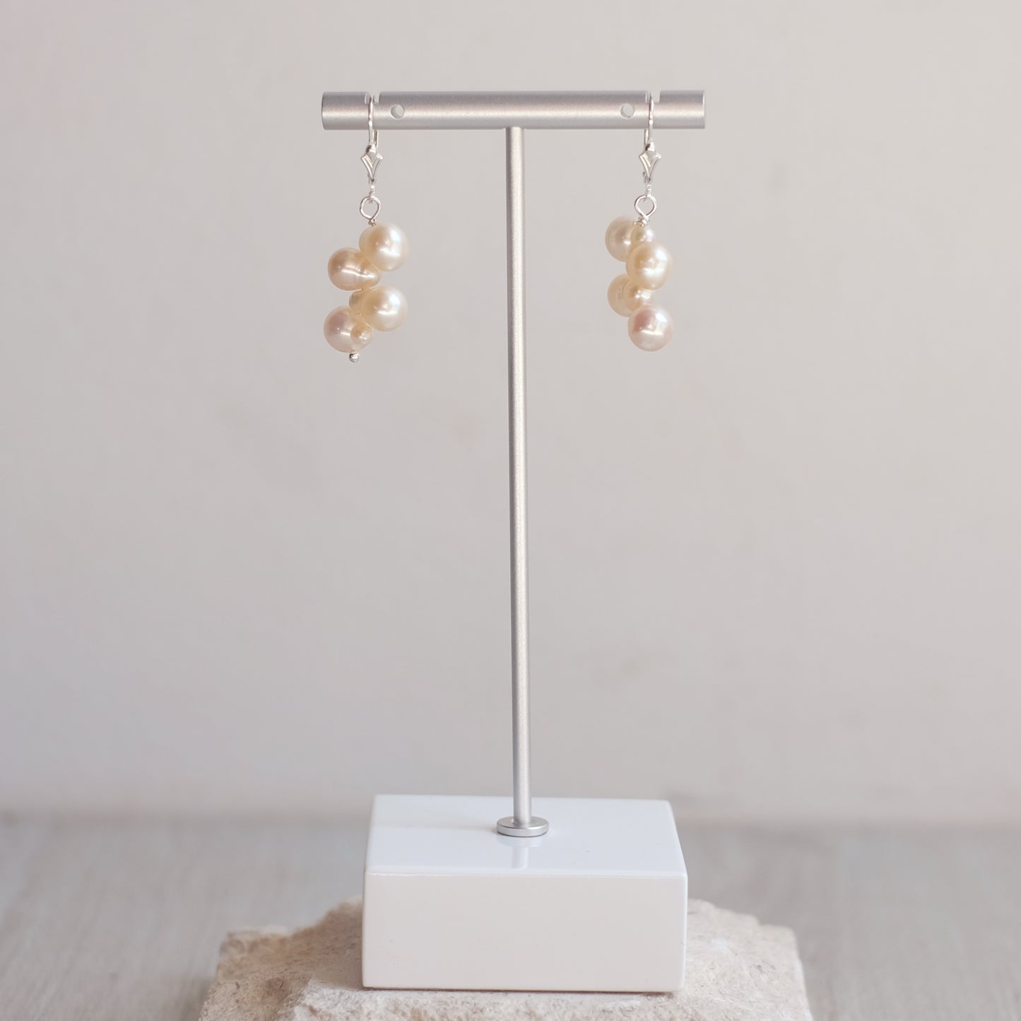 Boucles d'oreilles en argent sterling avec quatre perles d'eau douce crème rosée