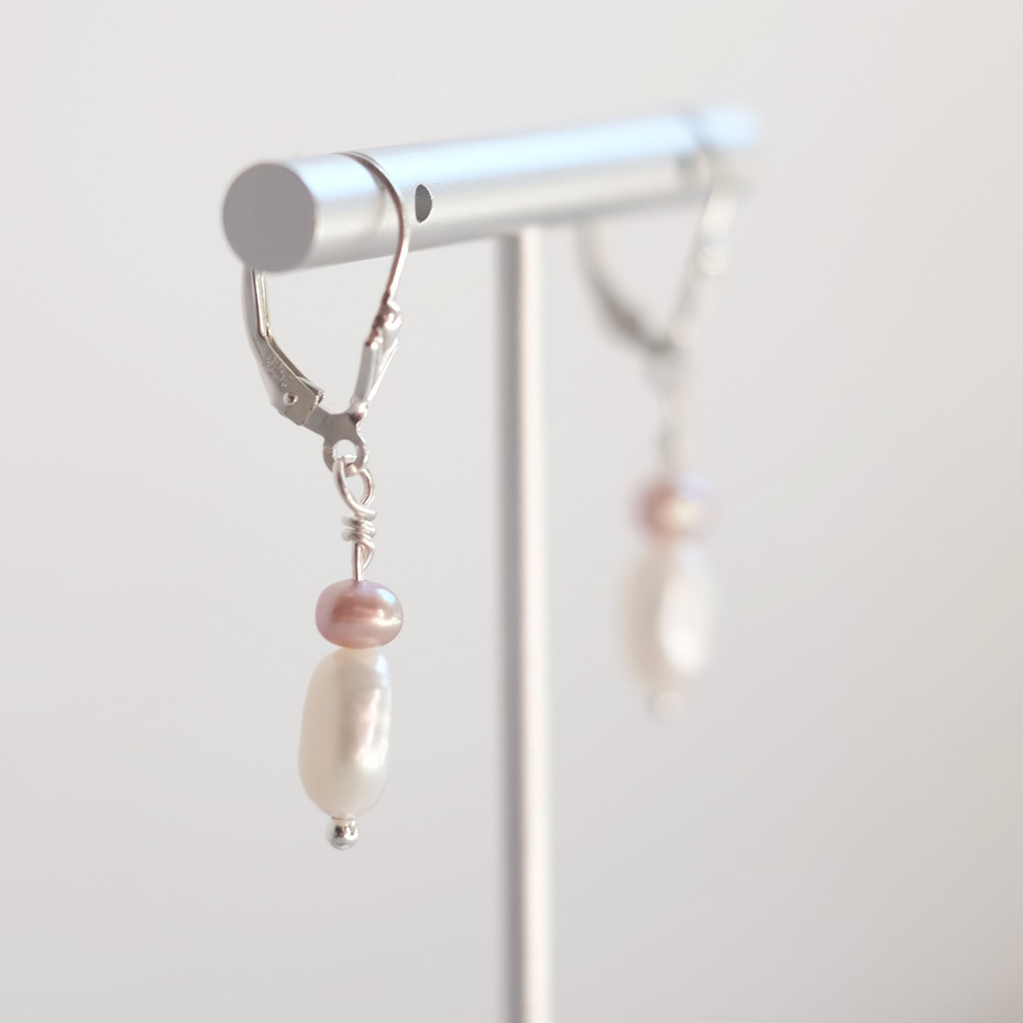 Boucles d'oreilles en argent sterling composées de deux perles d'eau douce blanches et roses poudré