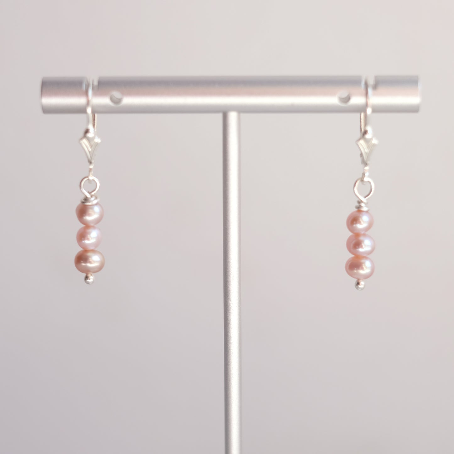 Boucles d'oreilles en argent sterling avec trois perles d'eau douce rose poudré