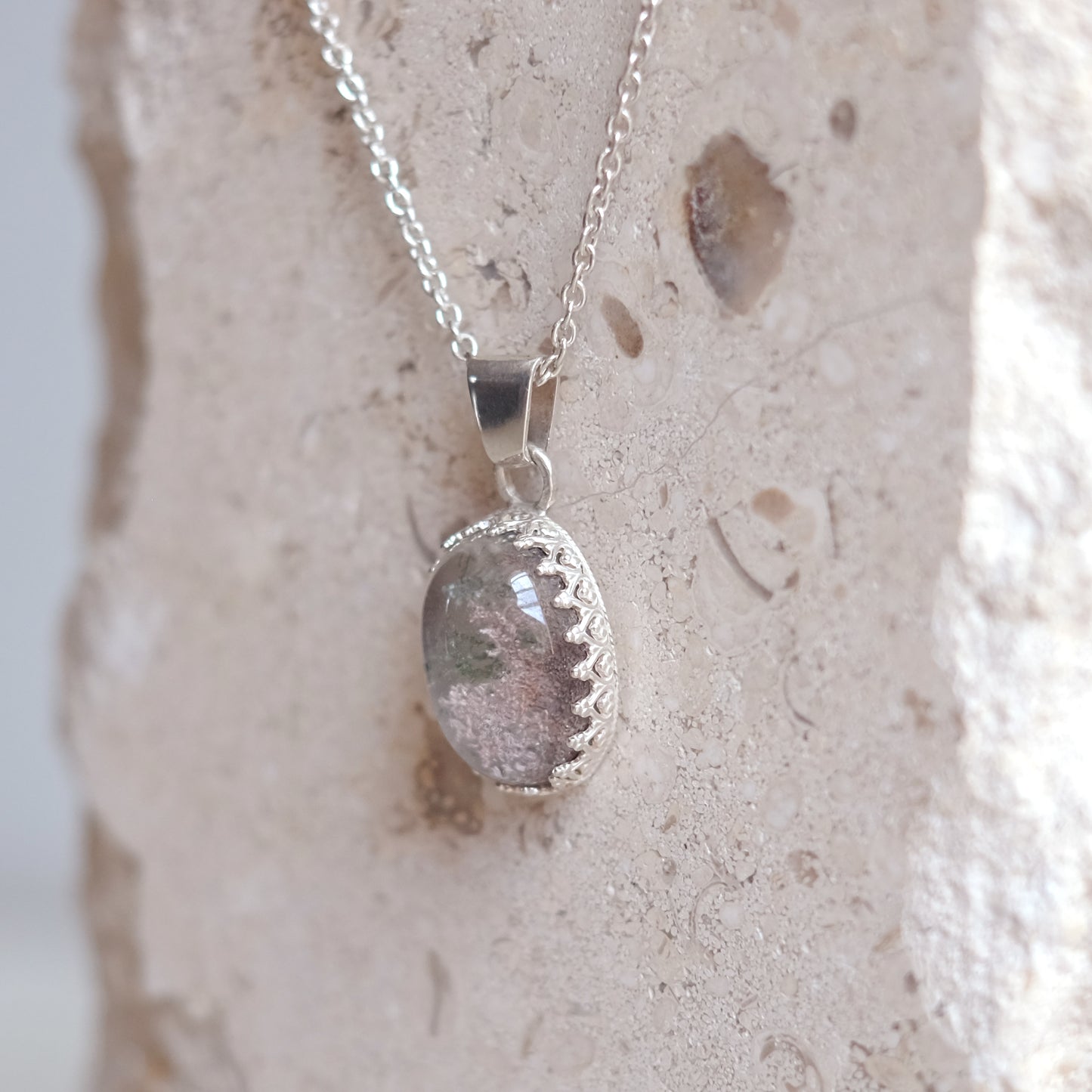 Collier pendentif en argent sterling avec mousse cristallisée