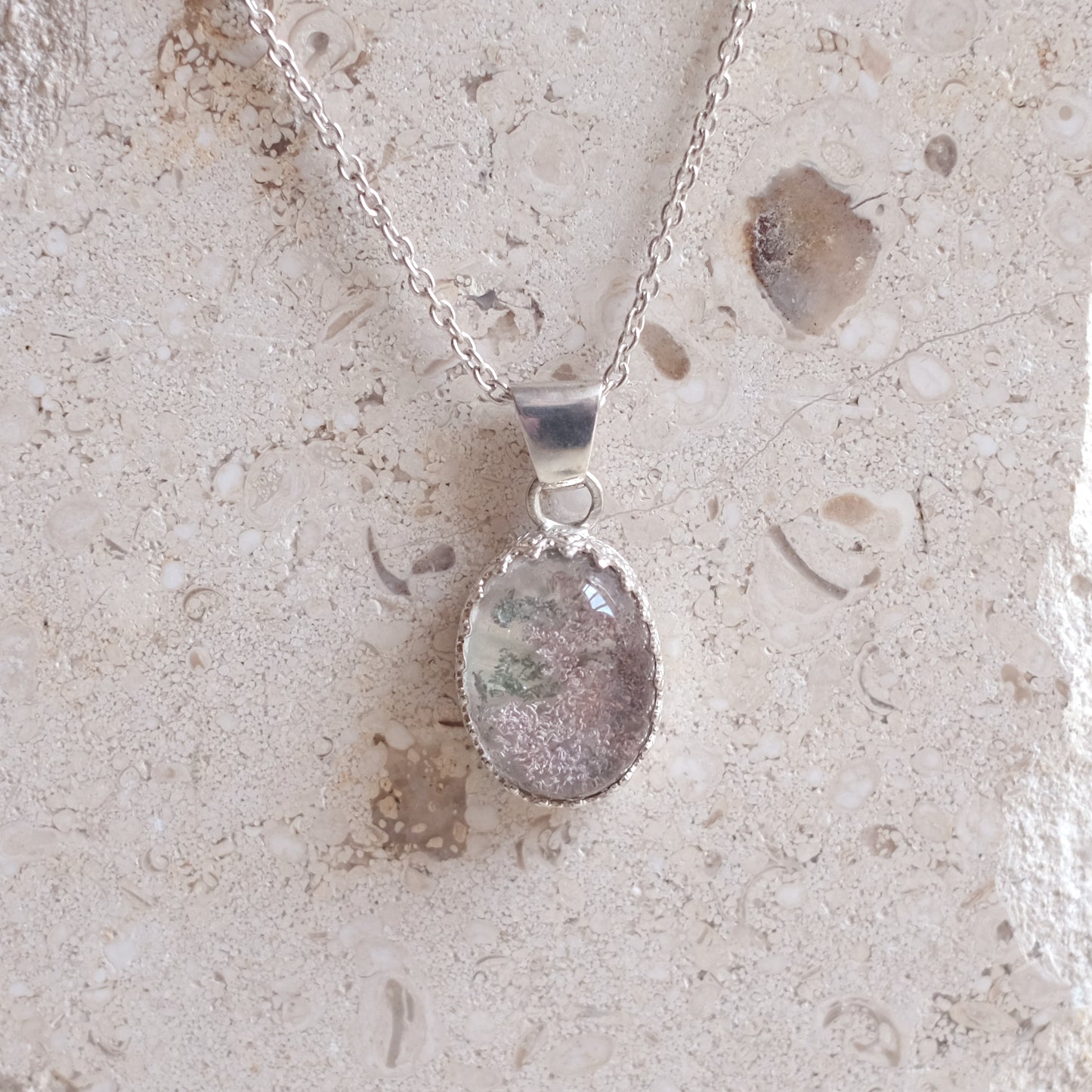 Collier pendentif en argent sterling avec mousse cristallisée