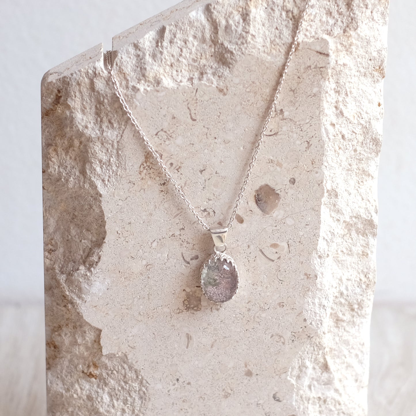Collier pendentif en argent sterling avec mousse cristallisée