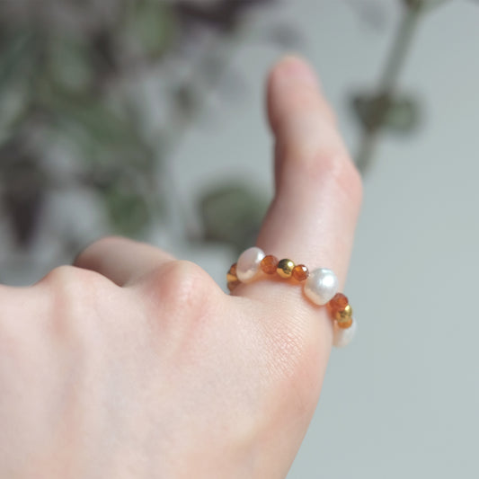 Bague en acier inoxydable avec grenat et perles naturelles
