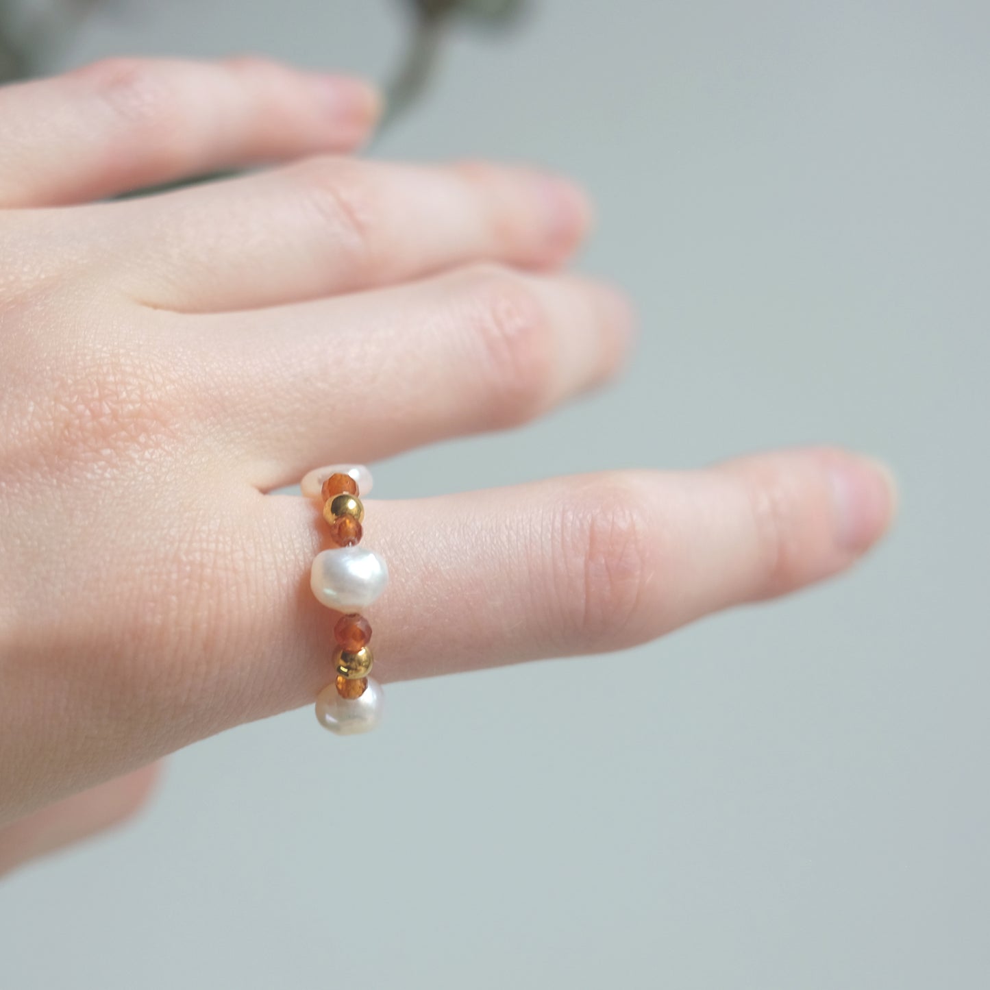 Bague en acier inoxydable avec grenat et perles naturelles