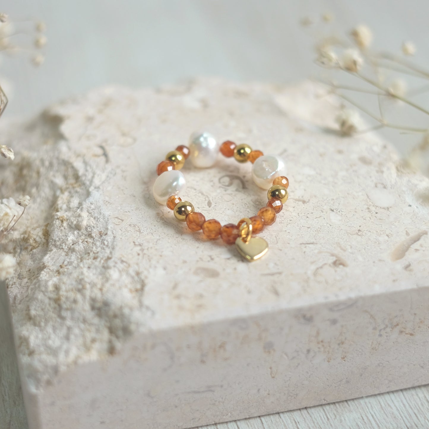Bague en acier inoxydable avec grenat et perles naturelles