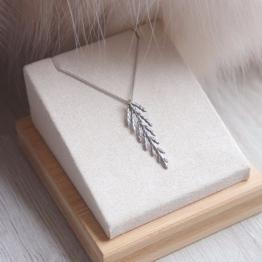 Collier branche de cèdre, petit