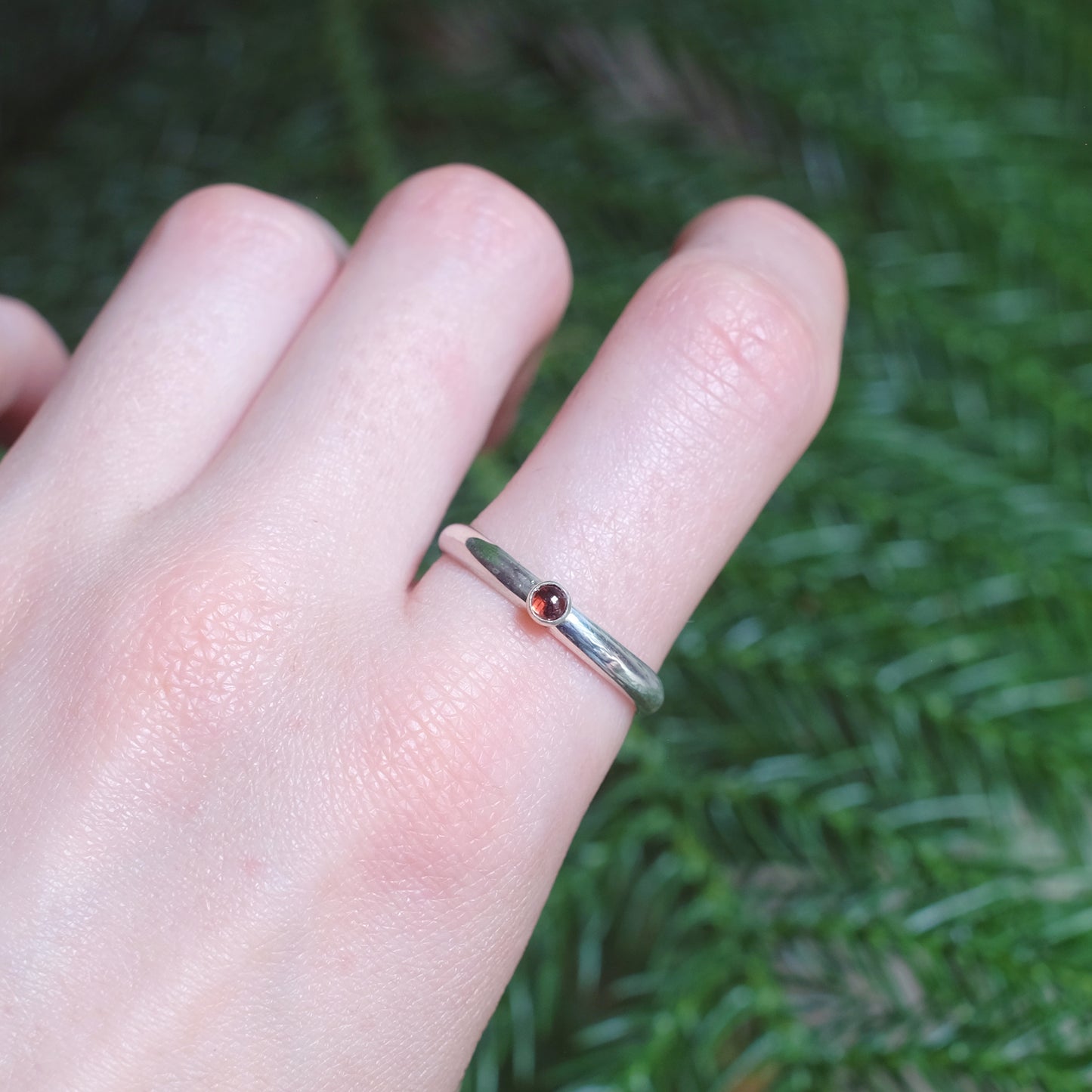 Bague empilable en Grenat sterling 2 tailles disponibles