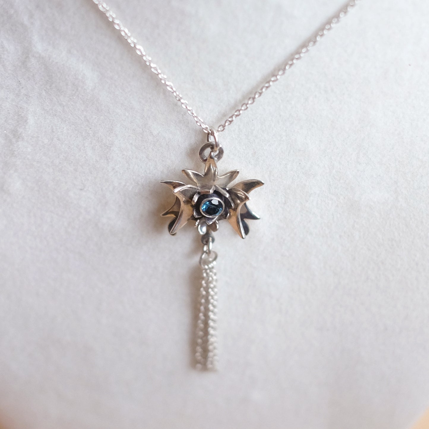 Collier Éclat Céleste en argent serti d'une topaze bleue