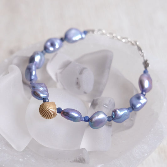 Sodalite and fresh water pearls – Bronze bracelet