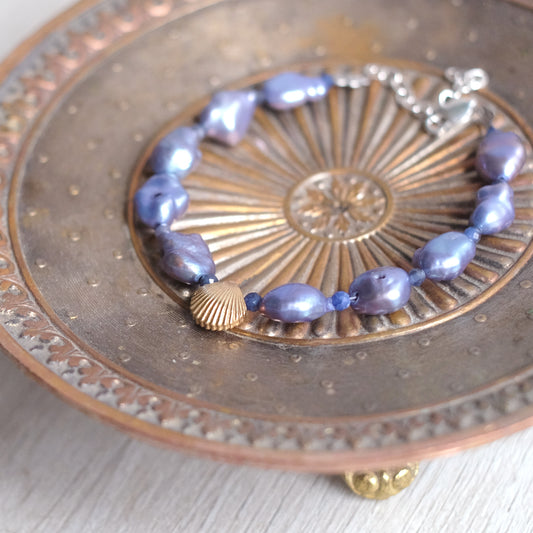 Sodalite et perles d’eau douce – Bracelet en bronze