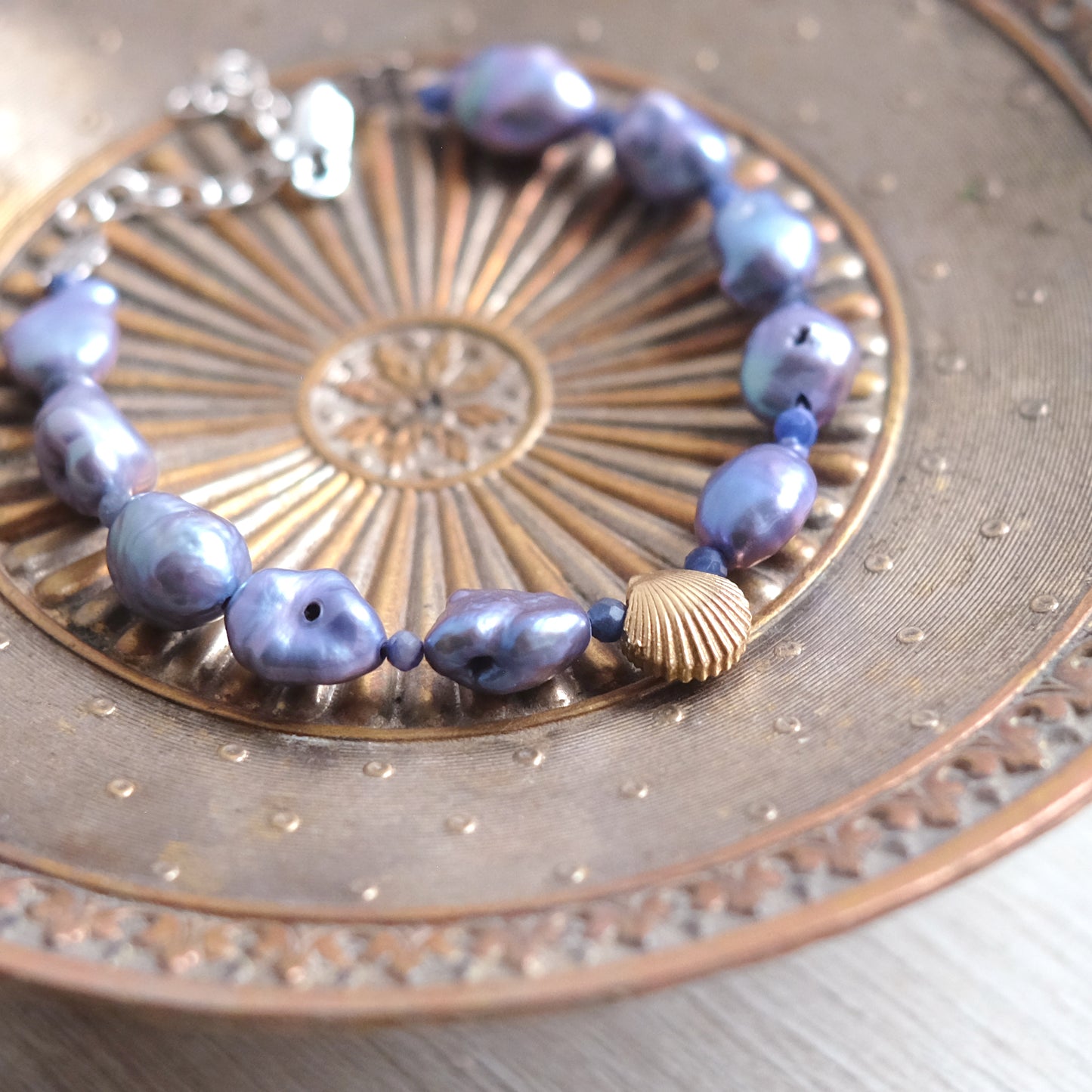 Sodalite and fresh water pearls – Bronze bracelet