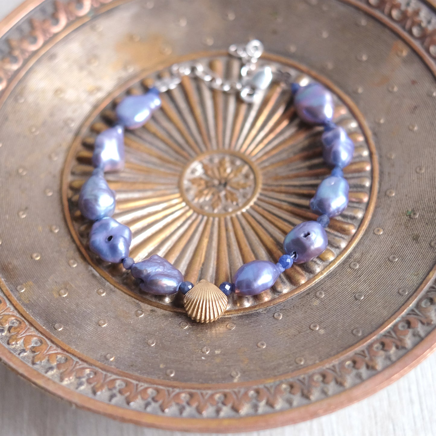 Sodalite and fresh water pearls – Bronze bracelet